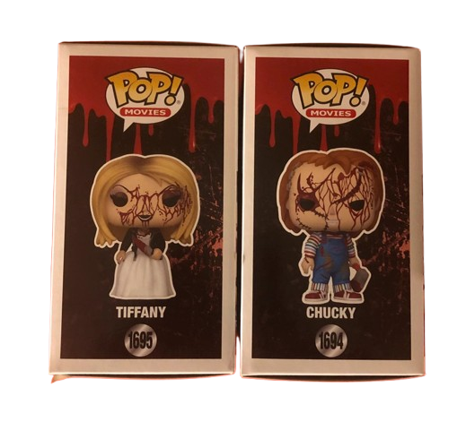 "Funko Pop! Chucky â Chucky (1694) & Tiffany (1695). Les cĂ©lĂšbres poupĂ©es possĂ©dĂ©es avec leurs cicatrices emblĂ©matiques et un design effrayant. Un duo incontournable pour les fans de films d'horreur et de la saga Chucky !"
