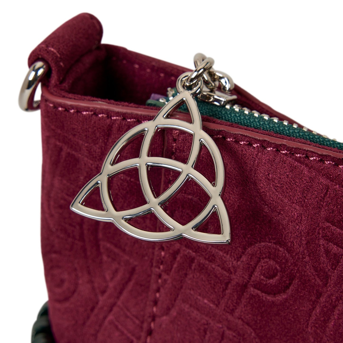 Sac convertible Loungefly – Charmed – Power of Three – 33 x 33 x 10 cm. Sac bordeaux et vert en simili cuir avec détails mystiques et symbole du nœud celtique. Convertible en tote bag ou sac à dos.