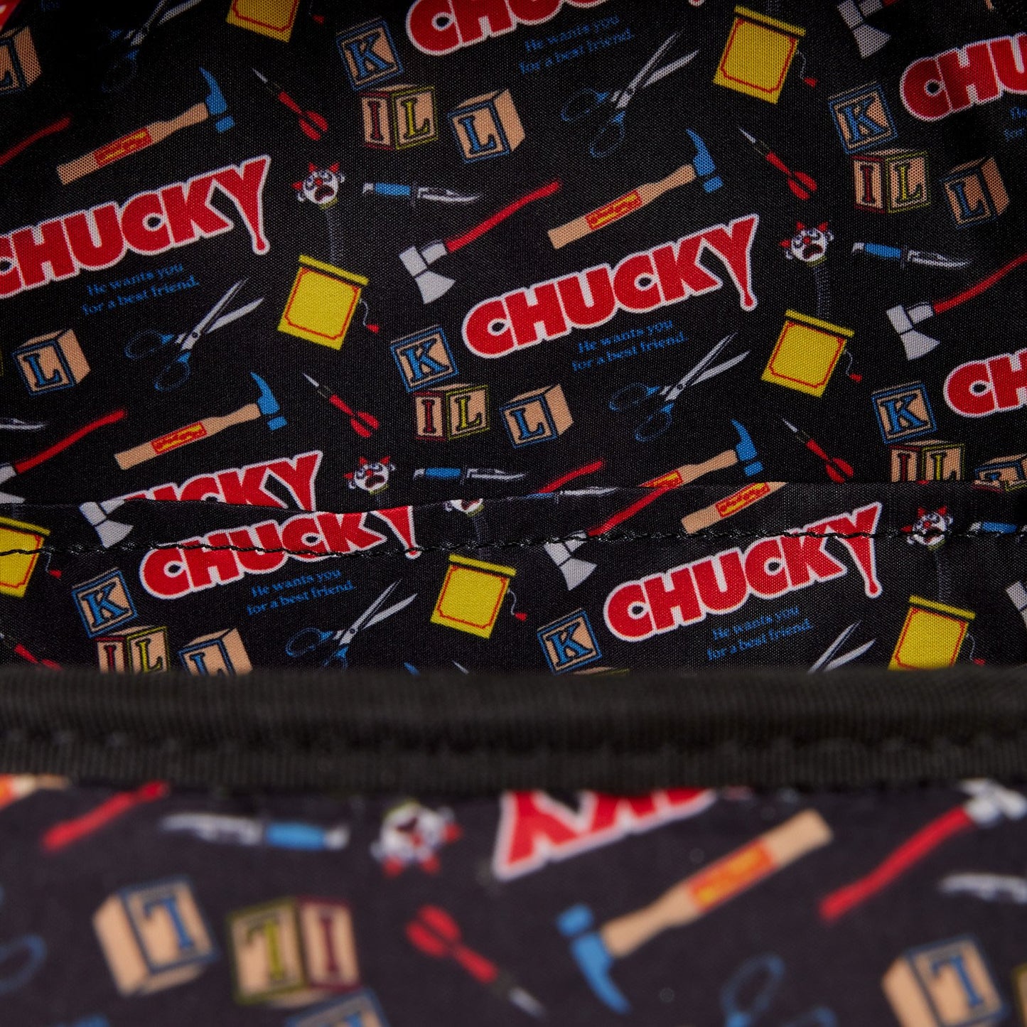 Mini sac Ă dos Loungefly â Chucky â Jack In The Box â 22,8 x 26,6 x 11,4 cm. Sac noir, jaune et rouge avec Chucky en relief, clown en 3D et motifs embossĂ©s. Un must-have pour les fans de Chucky et de films dâhorreur.