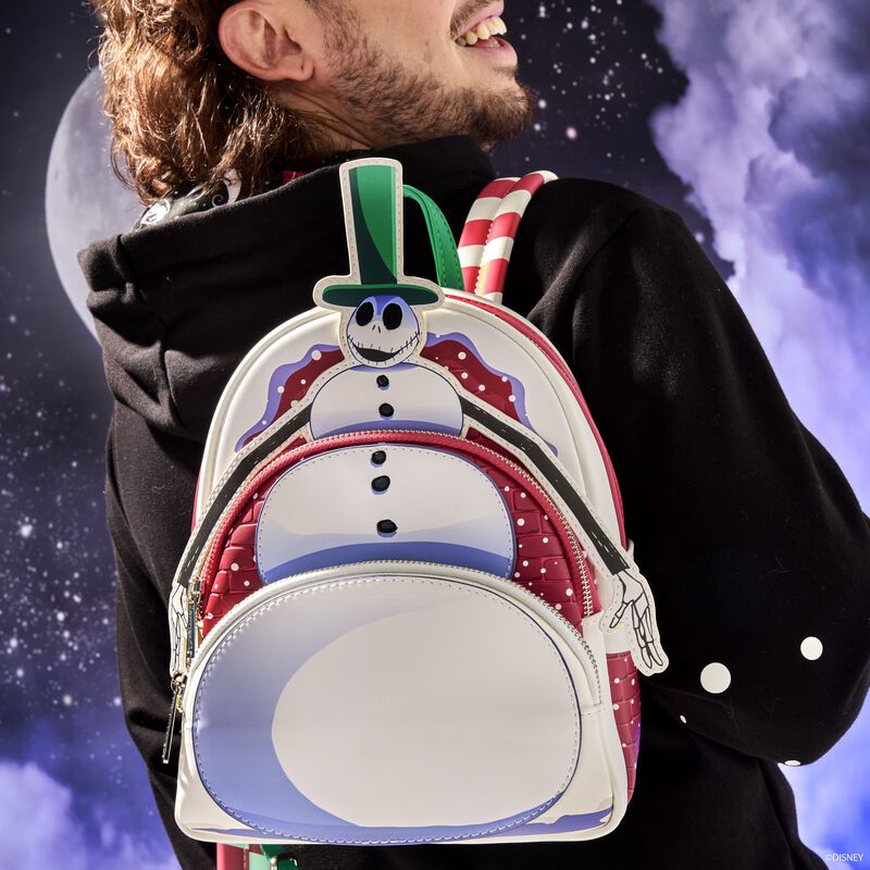 "Sac à Dos Loungefly – Jack Skellington Bonhomme de Neige – L’Étrange Noël de Monsieur Jack. Ce sac à dos unique met en avant Jack Skellington déguisé en bonhomme de neige avec des détails festifs et un design original, parfait pour les fans de Tim Burton !"