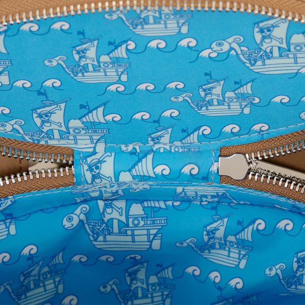 Sac crossbody Loungefly – One Piece – Vogue Merry – SDCC Exclusive – 24 x 17,7 x 13,9 cm. Sac en forme du navire Going Merry avec détails brodés et appliqués. Un collector rare pour tous les fans de One Piece.