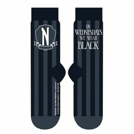Coffret Wednesday Addams â Mug 315 ml + chaussettes 'Wear Black'. Un coffret sombre et stylĂ© inspirĂ© de la sĂ©rie Netflix, parfait pour les fans de lâunivers gothique de Wednesday."