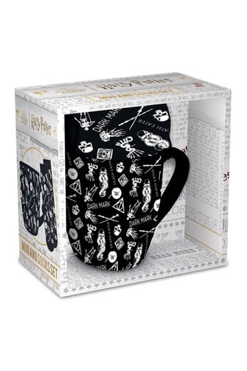 Set Harry Potter – Mug & Chaussettes – Marque des Ténèbres – 315 ml. Mug noir et chaussettes assorties ornés des symboles de Voldemort et des Reliques de la Mort.