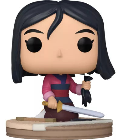 Funko Pop! Disney Princess â Mulan (N°1020). Mulan coupant ses cheveux avec lâĂ©pĂ©e familiale, scĂšne iconique du film. Figurine dĂ©taillĂ©e et symbolique pour les fans de Disney.