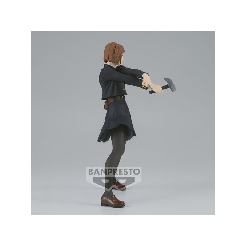 Figurine Jujutsu Kaisen – Nobara Kugisaki – 19 cm – Banpresto. Nobara dans une pose de combat dynamique avec son marteau et ses clous maudits. Un must-have pour les fans de Jujutsu Kaisen !