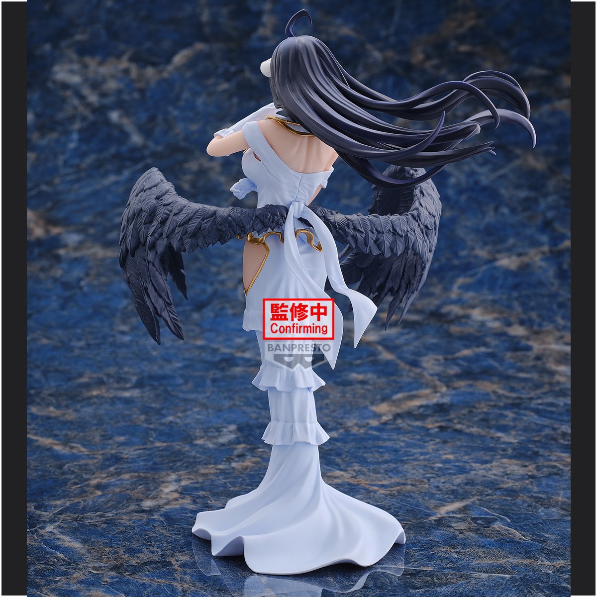 Figurine Overlord â Albedo â 20 cm â Banpresto. Albedo en robe blanche, ailes noires dĂ©taillĂ©es, expression douce. Une figurine Ă©lĂ©gante parfaite pour les fans dâOverlord.