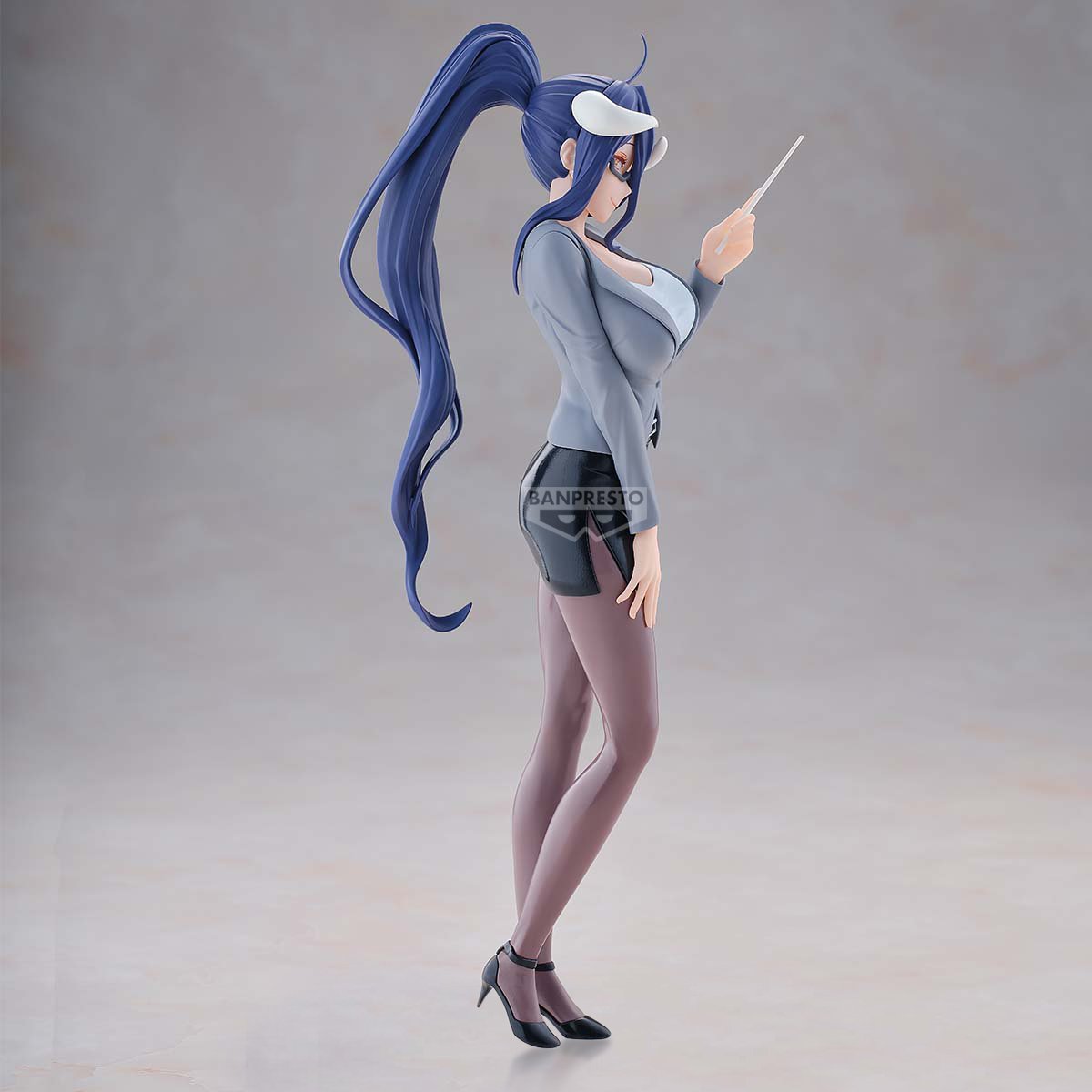 Figurine Overlord – Albedo "Teacher Ver." – 20 cm – Banpresto. Albedo en tenue de professeure stylisée, cheveux longs violets et cornes emblématiques. Une pièce rare et détaillée pour les fans d’Overlord.
