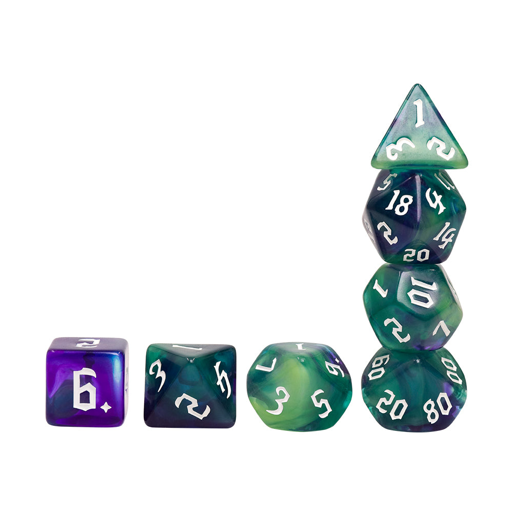 Lot de 7 dés en boîte – Green Goblins – Jeu de rôle. Set complet marbré vert et violet avec chiffres blancs (D4, D6, D8, D10, D00, D12, D20). Un design malicieux et unique, parfait pour Donjons & Dragons, Pathfinder et autres jeux de rôle.