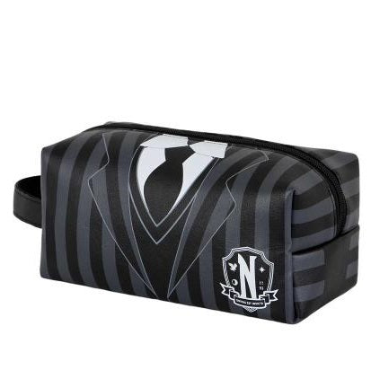 Trousse de toilette Mercredi - Nevermore, format 27 cm x 13 cm x 13 cm, inspirĂ©e de lâuniforme de Mercredi Addams avec un design noir et gris Ă©lĂ©gant. Un accessoire stylĂ© et pratique pour les fans de lâunivers gothique