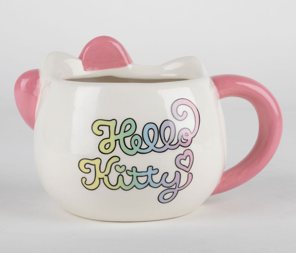 Mug 3D Hello Kitty â CĂ©ramique â Sanrio â Kawaii et colorĂ©. Une grande tasse en relief reprĂ©sentant le visage de Hello Kitty avec un grand nĆud rose dĂ©corĂ© dâĂ©toiles et de cĆurs. Son design inclut des pansements colorĂ©s et une poignĂ©e arrondie rose. Parfait pour les fans de kawaii et de lâunivers Sanrio