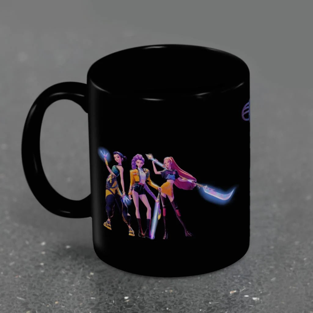 Mug K-POP Demon Hunters â Huntrix â 325 ml. Mug noir en cĂ©ramique avec visuel du groupe Huntrix, design officiel et contrastĂ©.