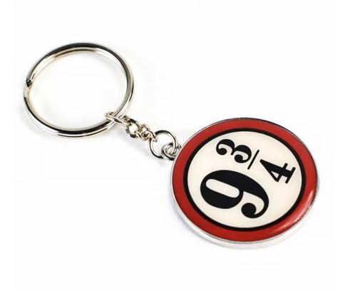 Porte-clés Harry Potter – Voie 9 3/4. Accessoire métallique sous licence officielle avec support carte. Idéal pour les fans de la saga magique