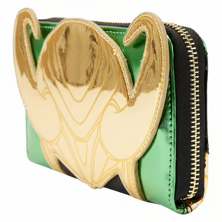 Portefeuille Loungefly Marvel – Shine Loki – Zip Around. Portefeuille brillant inspiré du casque de Loki, compact et pratique. Idéal pour les fans de l’univers Marvel