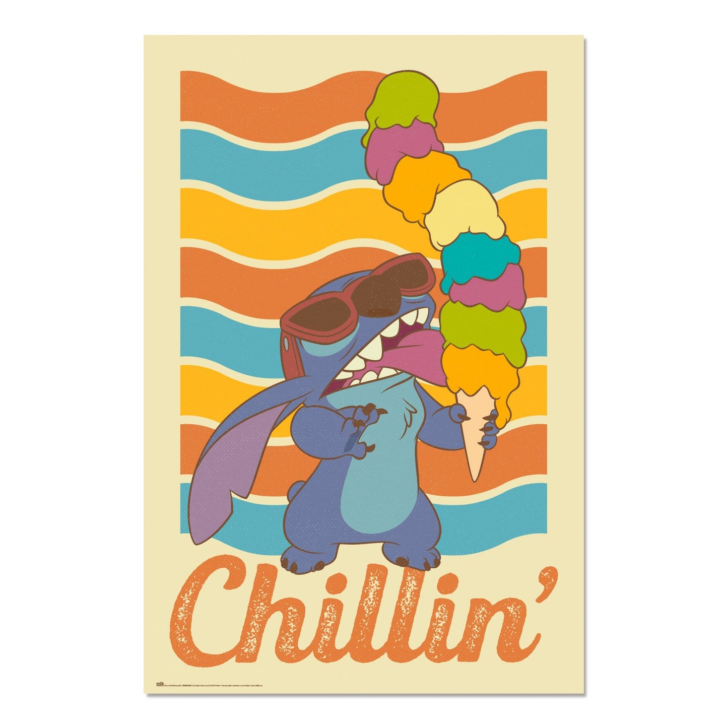 Poster Disney – Stitch Chillin’ – 61 x 91 cm – Officiel. Stitch avec lunettes de soleil rouges savourant une énorme glace multicolore sur un fond rétro coloré.