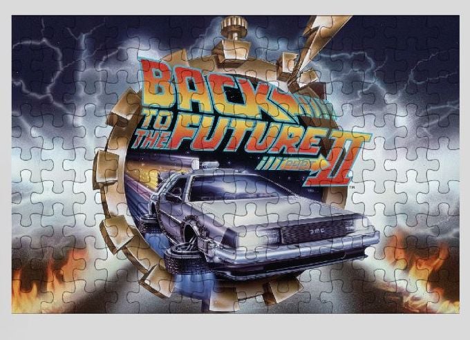 Puzzle Back to the Future II – 1000 pièces – 70 x 50 cm – Officiel. Illustration culte avec la DeLorean et l’affiche rétro. Un puzzle collector parfait pour les fans de Retour vers le Futur.