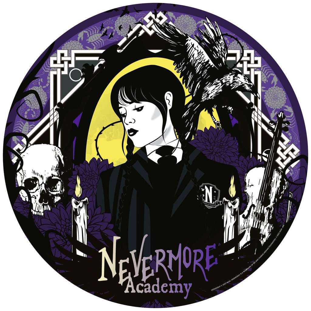 Puzzle Wednesday – Nevermore Academy – 500 pièces – Forme ronde. Un puzzle collector sombre et mystérieux représentant Wednesday dans un visuel gothique. Diamètre 52 cm, sous licence officielle.