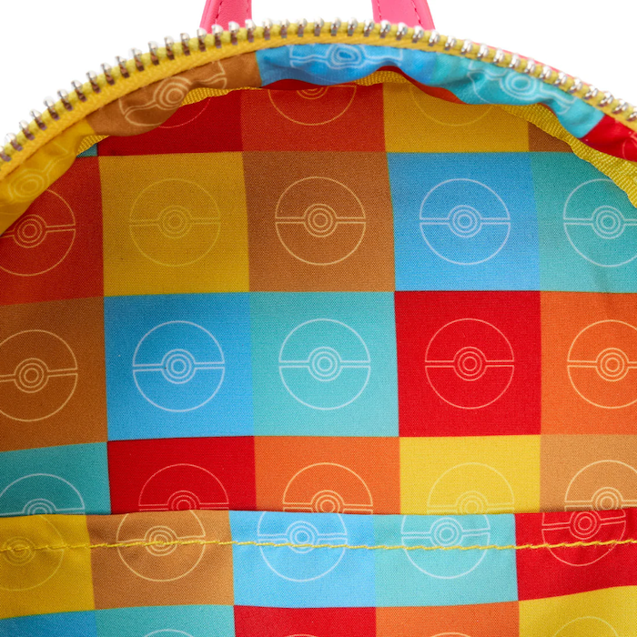 Sac Ă dos mini Loungefly â PokĂ©mon â Holiday Pikachu â 23 x 27 x 11 cm. Pikachu avec bonnet de NoĂ«l et guirlande lumineuse en fibre optique, dĂ©tails appliquĂ©s et doublure festive Ă motifs PokĂ©ball.