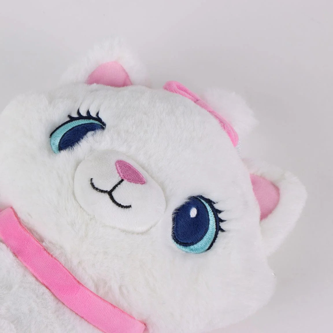 Sac Ă dos peluche Disney â Marie des Aristochats â 30 x 17 x 11 cm. Peluche blanche douce avec nĆud rose, fermeture zippĂ©e sur le haut de la tĂȘte et bretelles rĂ©glables.