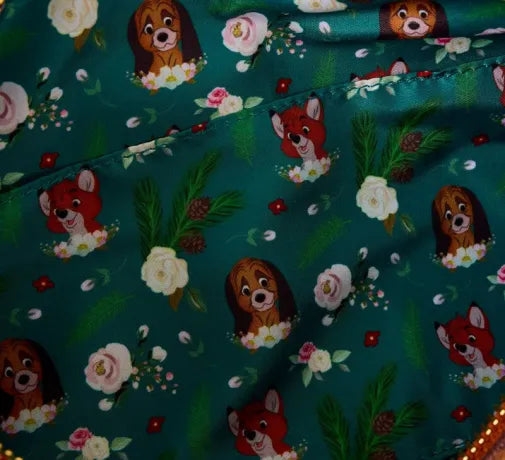 Sac à bandoulière Disney Loungefly – Rox et Rouky – Forêt Florale. Design en forme de tronc d’arbre avec fleurs en relief et illustrations de Rox et Rouky. Un accessoire poétique pour les fans de Disney.