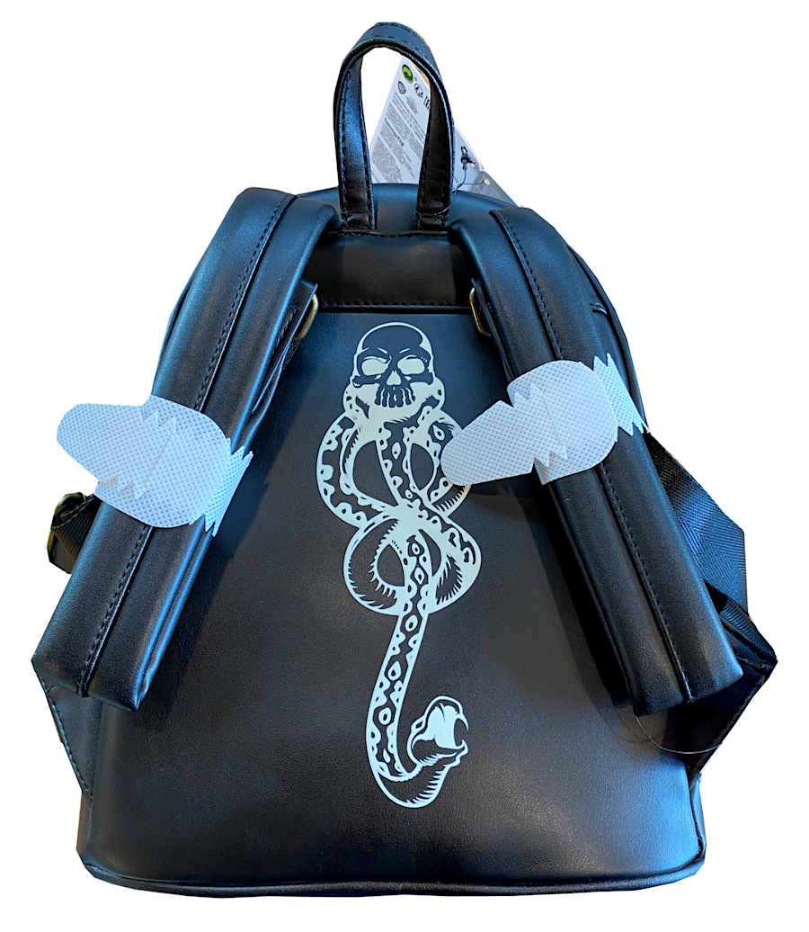 Sac Loungefly Harry Potter – Mangemort « Glow in the Dark ». Design impressionnant avec Voldemort, les Mangemorts et la Marque des Ténèbres, avec effet phosphorescent. Parfait pour les fans de la saga Harry Potter.
