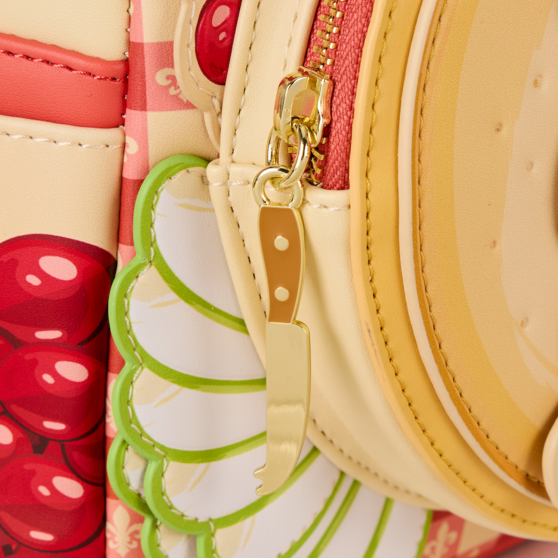 Mini sac à dos Loungefly Pixar – Ratatouille – Rémy et fromage – 22,8 x 26,6 x 11,4 cm. Un design figural gourmand avec Rémy le chef sur une tranche de fromage, entouré de fruits et baguettes. Parfait pour les fans de Disney et Pixar.