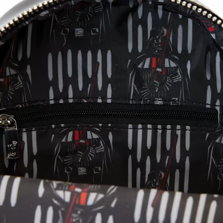 Sac Loungefly – Star Wars – Casque Dark Vador. Sac bandoulière noir en forme de casque avec finition brillante. Un accessoire puissant pour les fans de Star Wars.