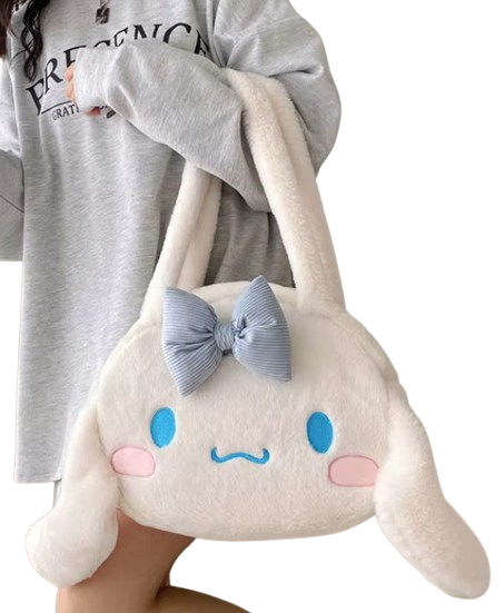 "Sac à Main Cinnamoroll – Sanrio Kawaii. Sac en peluche doux avec design adorable de Cinnamoroll, incluant un nœud bleu et de longues oreilles. Parfait pour ajouter une touche mignonne à votre style !"