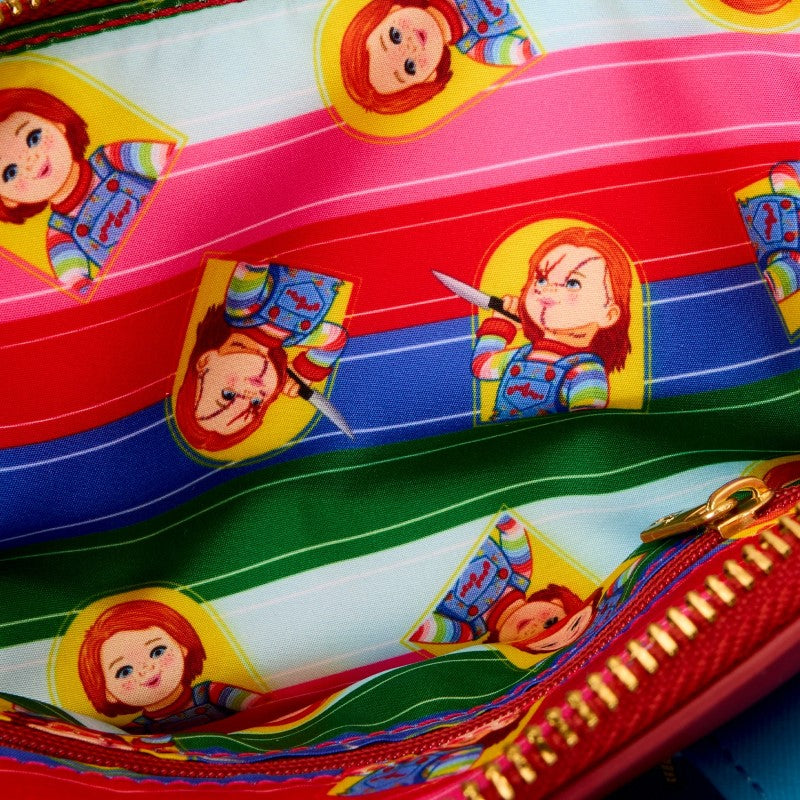 Vue de face du sac Loungefly Chucky avec logo Good Guys et détails en relief.
Doublure intĂ©rieure du sac Loungefly Chucky avec motifs inspirĂ©s du film Childâs Play.
Zoom sur la fermeture éclair en forme de couteau ensanglanté du sac Loungefly Chucky.