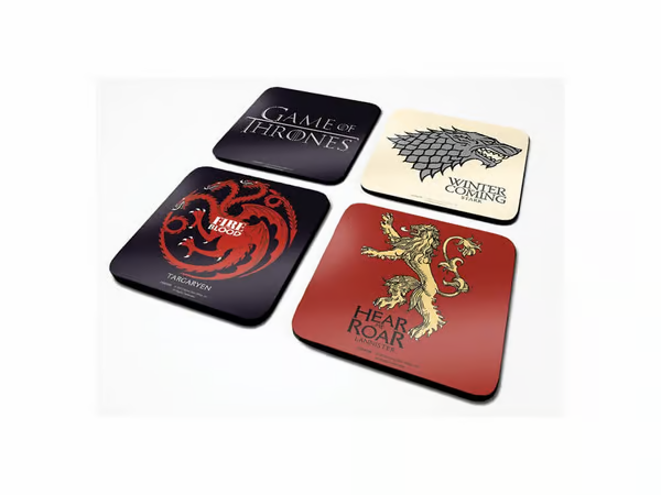 Set de 4 sous-verres Game of Thrones. Représente les blasons des grandes Maisons de Westeros. Surface rigide avec dos en liège. Parfait pour les fans de la série culte.