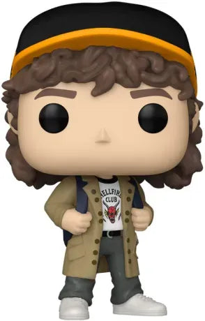 Funko Pop! Stranger Things – Dustin Henderson (N°1781). Figurine avec casquette noire et jaune et t-shirt Hellfire Club.