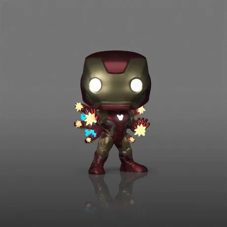 Funko Pop! The Infinity Saga â Iron Man Glow in the Dark (N°1555). Iron Man en armure rouge et or avec effets dâĂ©nergie lumineux. Figurine dĂ©taillĂ©e et dynamique.