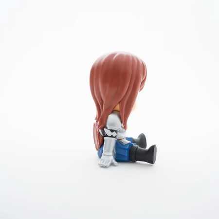Tirelire Fairy Tail – Erza Scarlet – 18 cm – Plastoy. Une figurine rigide à l’effigie d’Erza dans une pose de combat. Parfaite pour les fans de Fairy Tail souhaitant protéger leurs économies avec style.