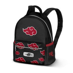 "Sac à Dos Naruto Shippuden – Akatsuki. Design noir avec les nuages rouges emblématiques de l'organisation Akatsuki. Parfait pour les fans de Naruto souhaitant afficher leur côté sombre et mystérieux !"

