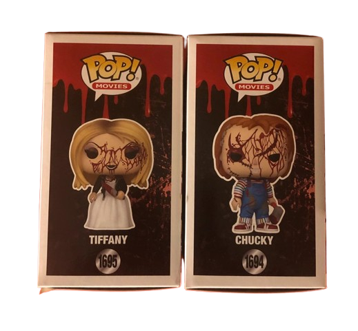 "Funko Pop! Chucky – Chucky (1694) & Tiffany (1695). Les célèbres poupées possédées avec leurs cicatrices emblématiques et un design effrayant. Un duo incontournable pour les fans de films d'horreur et de la saga Chucky !"

