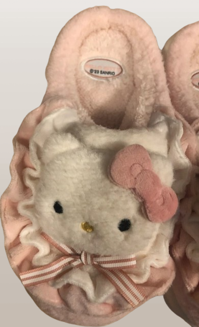 "Chaussons Hello Kitty – Sanrio – Design Doux et Kawaii. Ces chaussons roses en peluche présentent la mignonne Hello Kitty avec des détails en ruban et des volants, offrant confort et style pour tous les fans de l'univers Sanrio !"

