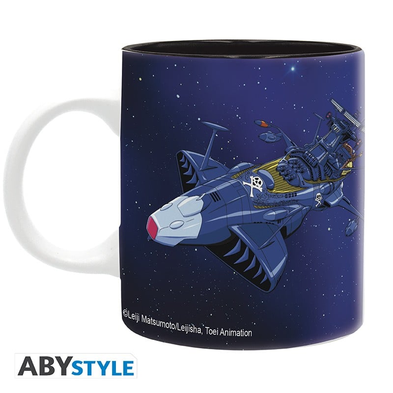 Mug Albator – Space Pirate Captain Harlock – 320 ml – ABYstyle. Mug en céramique illustré avec Albator et le vaisseau Arcadia. Idéal pour les fans d’anime cultes et de science-fiction.
