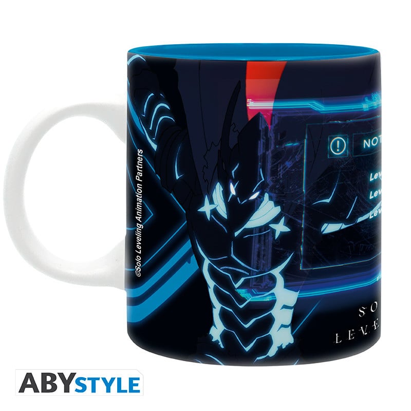 Mug Solo Leveling – Jinwoo & Ignis – Leveled Up! – 320 ml – ABYstyle. Mug décoré de Sung Jinwoo, de l’Ombre Ignis et de l’écran du Système indiquant “Leveled Up!”.