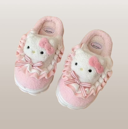 "Chaussons Hello Kitty – Sanrio – Design Doux et Kawaii. Ces chaussons roses en peluche présentent la mignonne Hello Kitty avec des détails en ruban et des volants, offrant confort et style pour tous les fans de l'univers Sanrio !"

