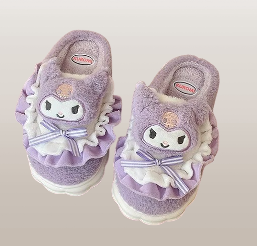 "Chaussons Kuromi – Sanrio – Design Doux et Kawaii. Ces chaussons violets en peluche présentent l'espiègle Kuromi avec des détails en ruban et des volants, offrant confort et style pour tous les fans de l'univers Sanrio !"

