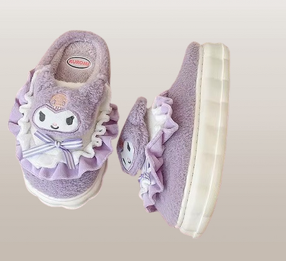 "Chaussons Kuromi – Sanrio – Design Doux et Kawaii. Ces chaussons violets en peluche présentent l'espiègle Kuromi avec des détails en ruban et des volants, offrant confort et style pour tous les fans de l'univers Sanrio !"

