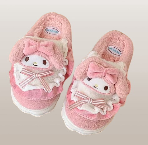 "Chaussons My Melody – Sanrio – Design Doux et Kawaii. Ces chaussons roses en peluche arborent l'adorable My Melody avec des détails en ruban et des volants, offrant confort et style pour tous les fans de l'univers Sanrio !"

