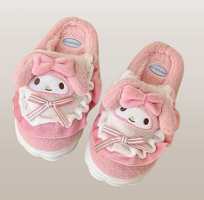 "Chaussons My Melody – Sanrio – Design Doux et Kawaii. Ces chaussons roses en peluche arborent l'adorable My Melody avec des détails en ruban et des volants, offrant confort et style pour tous les fans de l'univers Sanrio !"

