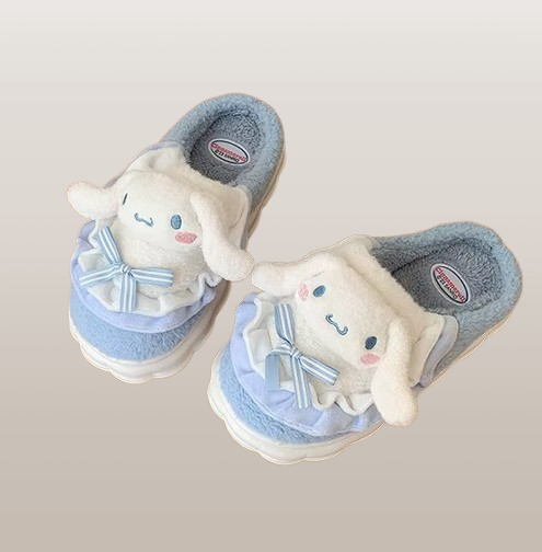 "Chaussons Cinnamoroll – Sanrio – Design Doux et Kawaii. Ces chaussons bleus en peluche arborent l'adorable Cinnamoroll avec des détails en ruban et des volants, offrant confort et style pour tous les fans de l'univers Sanrio !"

