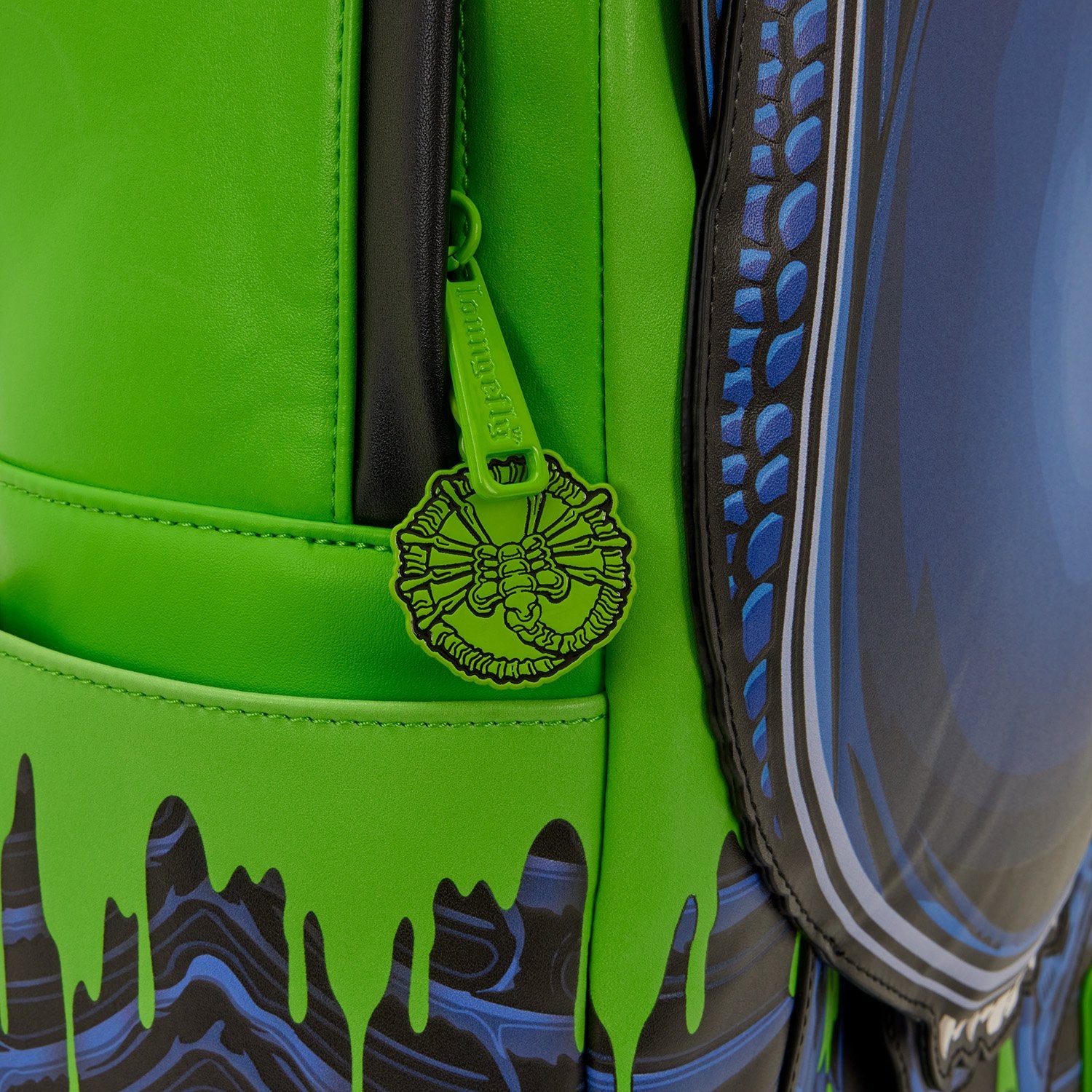 Sac à dos Loungefly – Alien Xenomorph Cosplay Glow. Design figural 3D du Xénomorphe avec détails bleus et slime vert fluorescent. Effet Glow-in-the-Dark. Un sac imposant parfait pour les fans de la saga Alien.