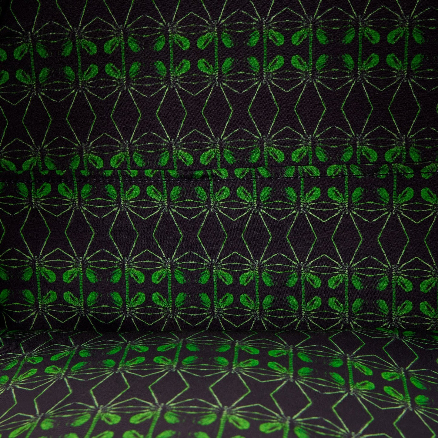 Sac à dos Loungefly – Alien Xenomorph Cosplay Glow. Design figural 3D du Xénomorphe avec détails bleus et slime vert fluorescent. Effet Glow-in-the-Dark. Un sac imposant parfait pour les fans de la saga Alien.