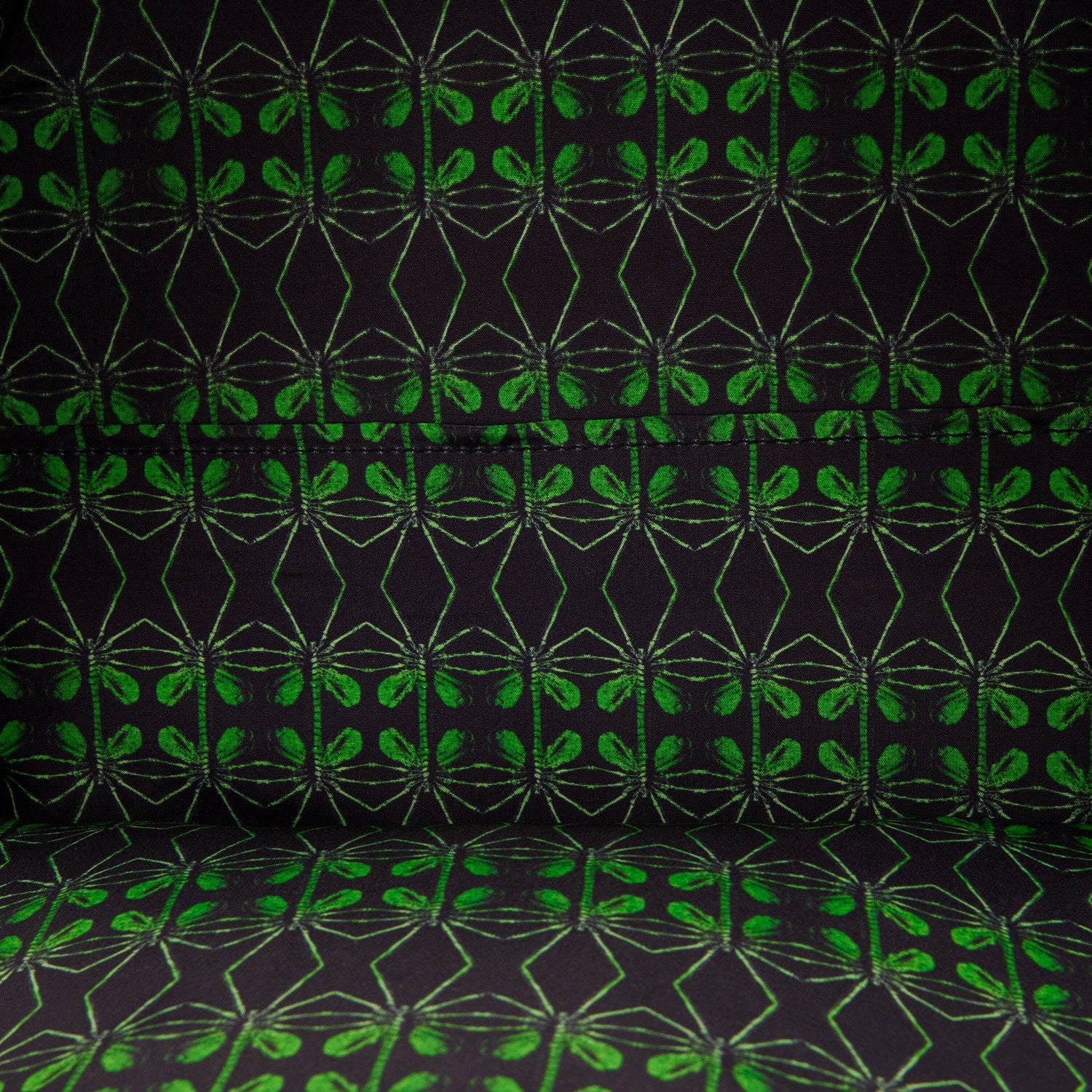 Sac à dos Loungefly – Alien Xenomorph Cosplay Glow. Design figural 3D du Xénomorphe avec détails bleus et slime vert fluorescent. Effet Glow-in-the-Dark. Un sac imposant parfait pour les fans de la saga Alien.