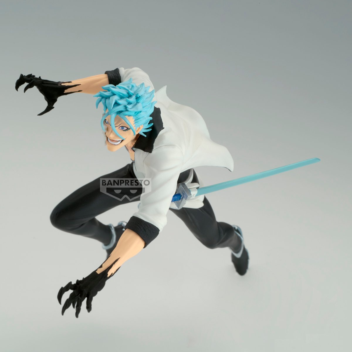 Figurine Bleach – Grimmjow Jaegerjaquez – Vibration Stars – 17 cm – Banpresto. Grimmjow en pleine attaque, sabre bleu à la main et sourire féroce. Une figurine dynamique parfaite pour les fans de Bleach.