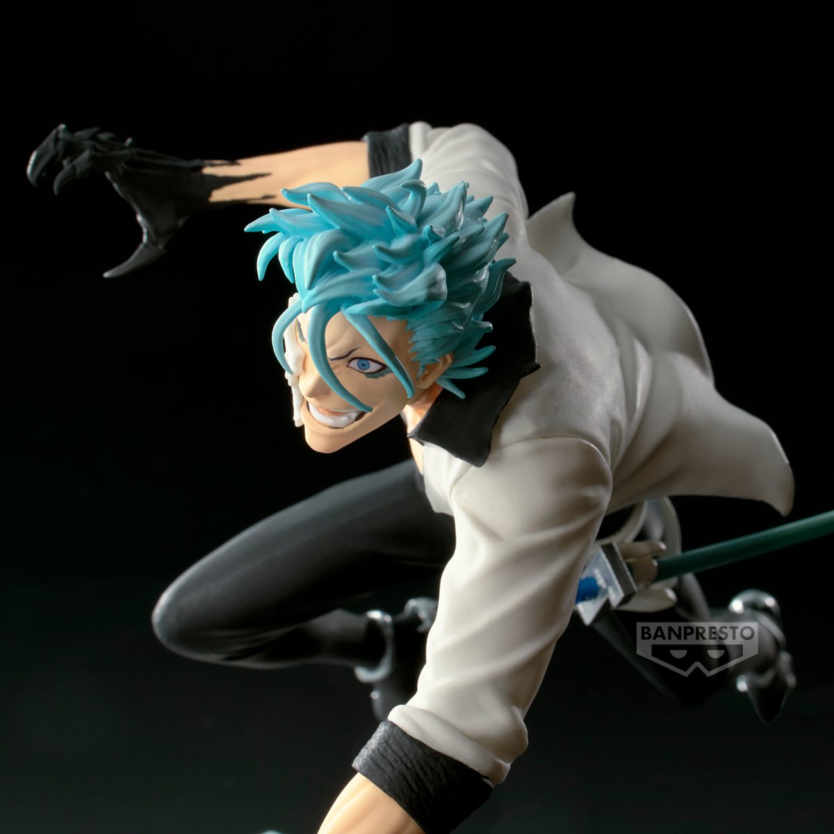 Figurine Bleach – Grimmjow Jaegerjaquez – Vibration Stars – 17 cm – Banpresto. Grimmjow en pleine attaque, sabre bleu à la main et sourire féroce. Une figurine dynamique parfaite pour les fans de Bleach.