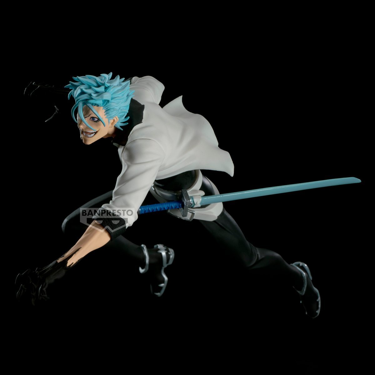 Figurine Bleach – Grimmjow Jaegerjaquez – Vibration Stars – 17 cm – Banpresto. Grimmjow en pleine attaque, sabre bleu à la main et sourire féroce. Une figurine dynamique parfaite pour les fans de Bleach.