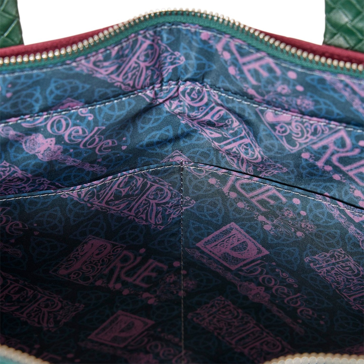 Sac convertible Loungefly – Charmed – Power of Three – 33 x 33 x 10 cm. Sac bordeaux et vert en simili cuir avec détails mystiques et symbole du nœud celtique. Convertible en tote bag ou sac à dos.

